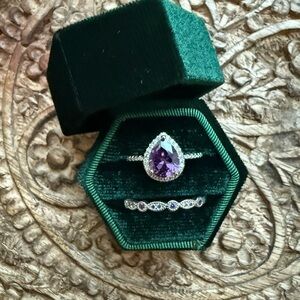 Gorgeous pear shaped ring set size 8